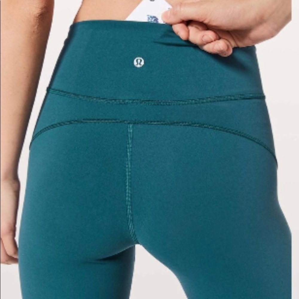 Lululemon in movement leggings  25’ size 4